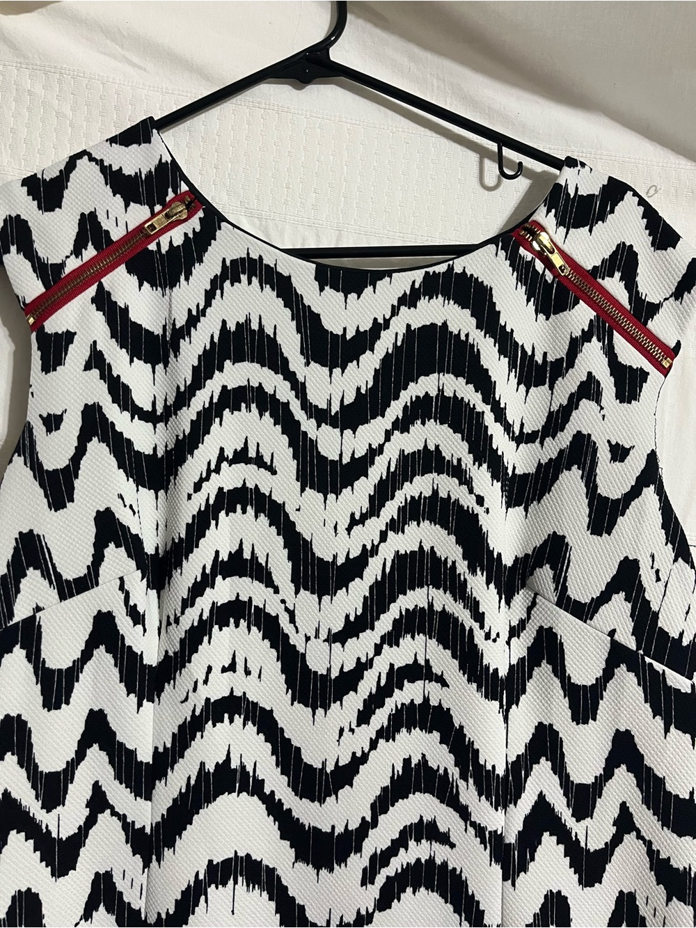 madison leigh Black Dress with White Logo Tag - Picture 3 of 4